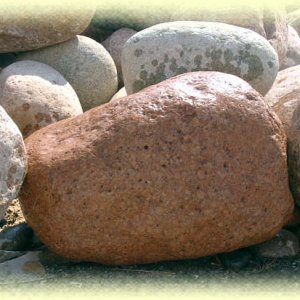 Intensivroter Granitfindling